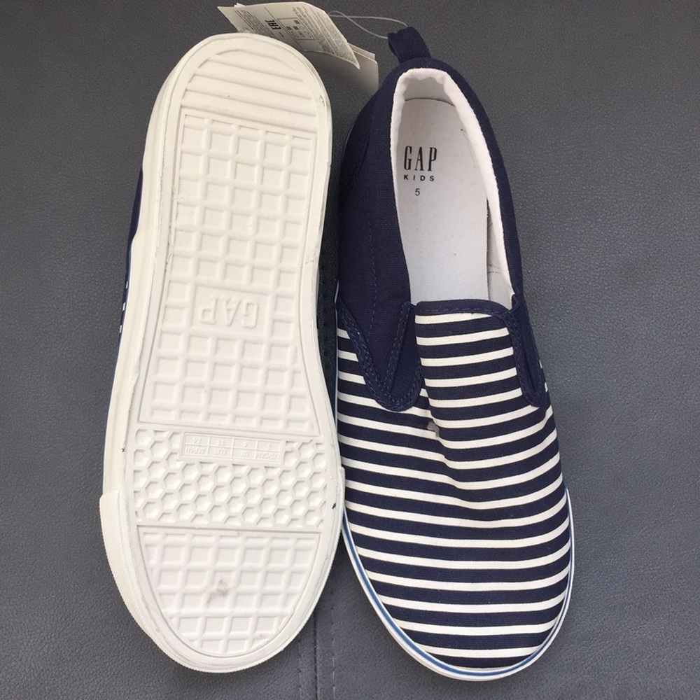 Gap kids shoes size 5 - Picture 2 of 3